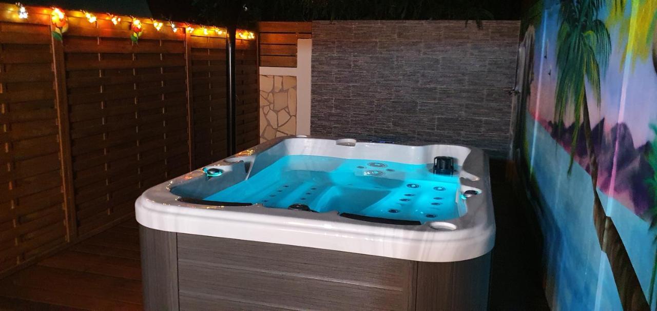 "Chez Claudia "Charmant Logement Avec Jacuzzi Privatif En Toute Intimite Sur Belle Terrasse Exterieure En Bois Et Piscine Courcelles Zewnętrze zdjęcie